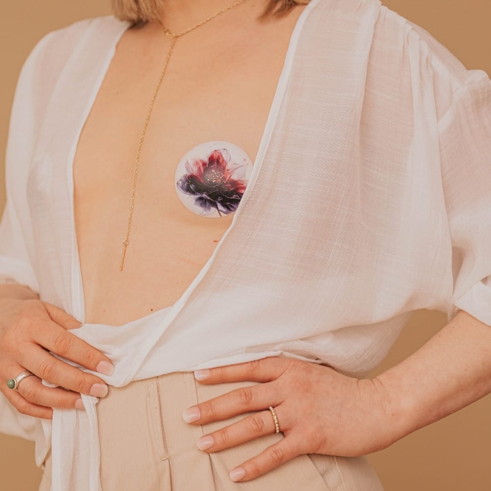 Cache-tétons Fleur portés sur petite poitrine – Pétales Fières