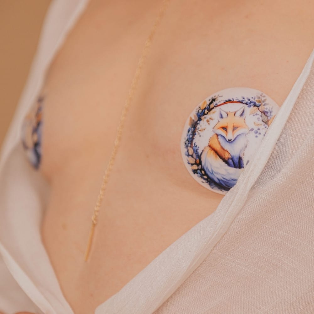 Cache-tétons à motif renard portés sur petite poitrine – Pétales Fières